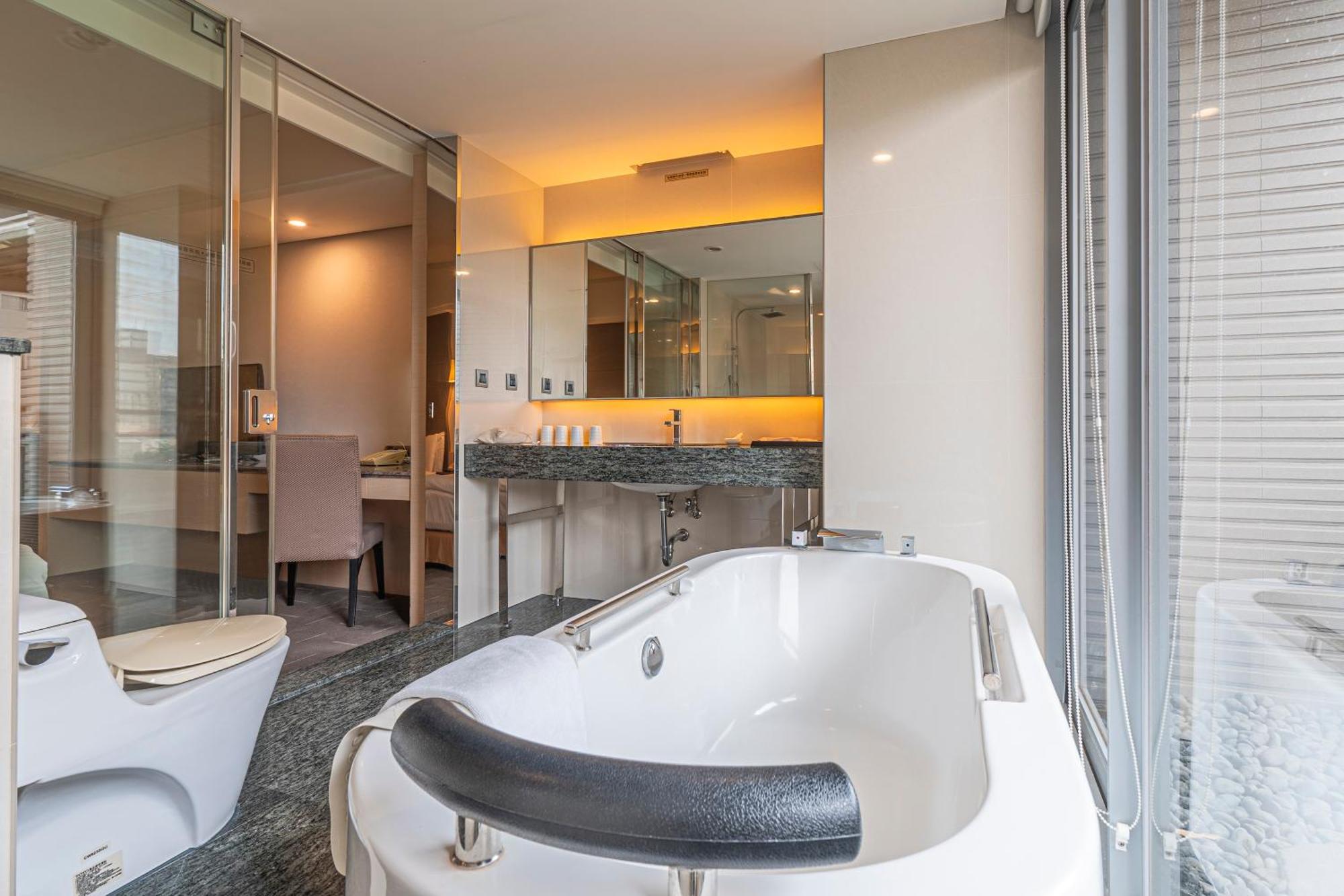 Check Inn Select Taichung Dadun Exterior photo