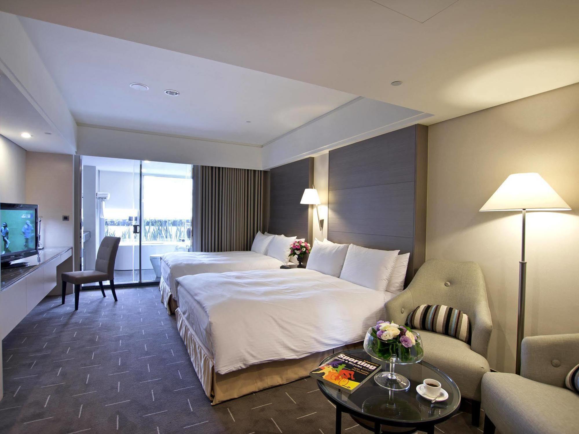 Check Inn Select Taichung Dadun Exterior photo